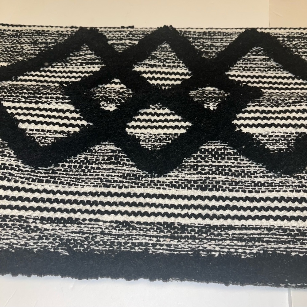 Home Collection Monochrome Woven Rug - Picture 6 of 6